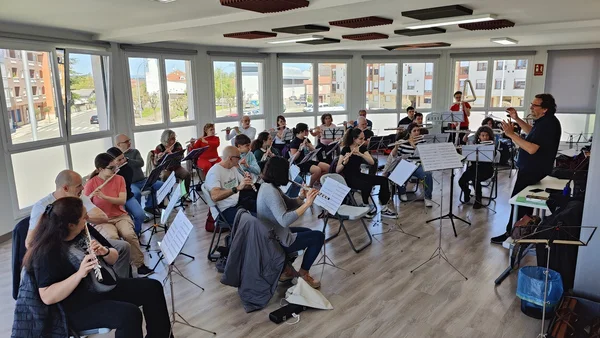Orquesta de flautas ensayando en Valverde de la Virgen