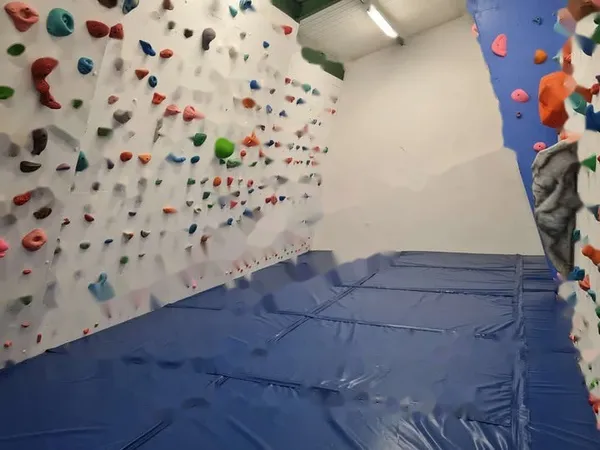 NUEVO ROCODROMO EN EL PABELLON DE DEPORTES DE CISTIERNA