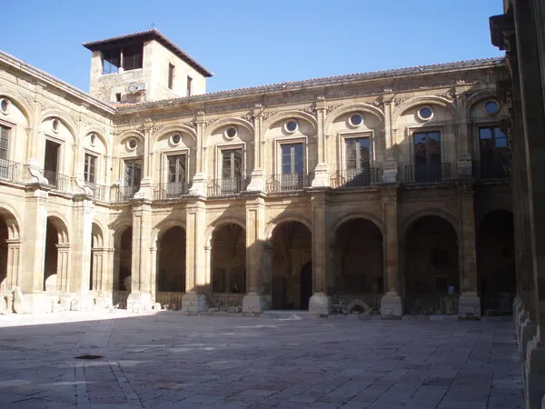 Vista_del_claustro_de_San_Isidoro_de_León