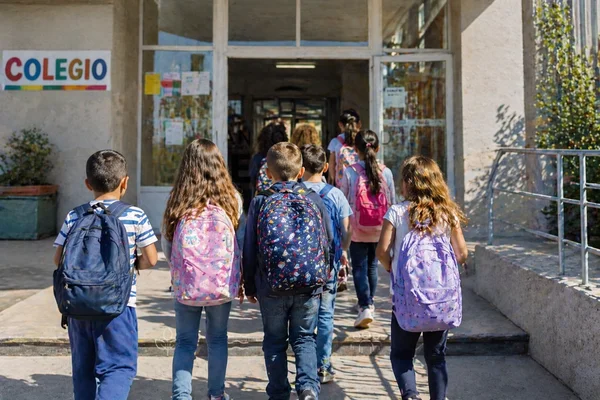 ALUMNOS ENTRANDO AL COLEGIO