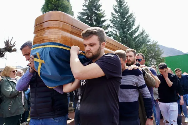 FUNERAL EN VILLABLINO  POR LOS MINEROS MUERTOS EN ASTURIAS