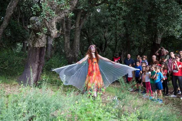 ESCENA DE LA SENDA ENCANTADA POR DINAMIA TEATRO
