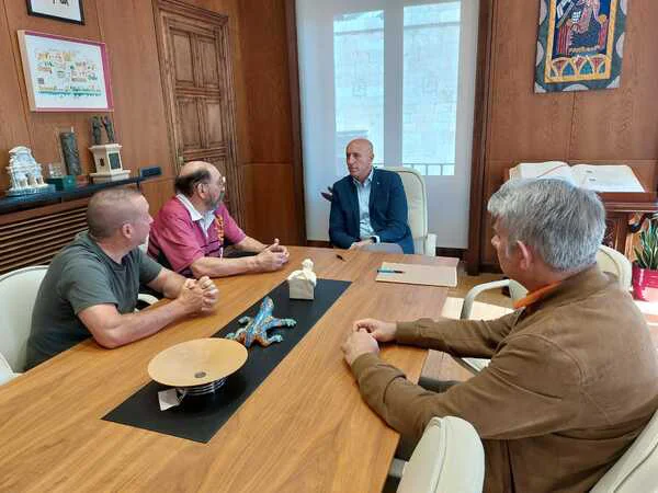 FOTO REUNIÓN CON EL ALCALDE DEL AYTO. DE LEÓN DON. JOSÉ ANTONIO DIEZ Y LA PLATAFORMA CIUDADANA MÁS VUELOS EN EL MES DE JUNIO 2026