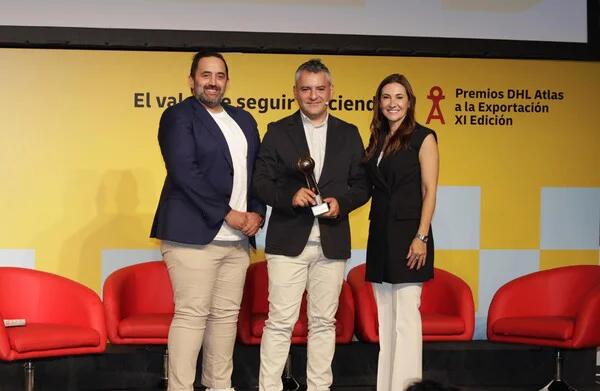 CEO y CMO de Copykrea recogiendo el Premio