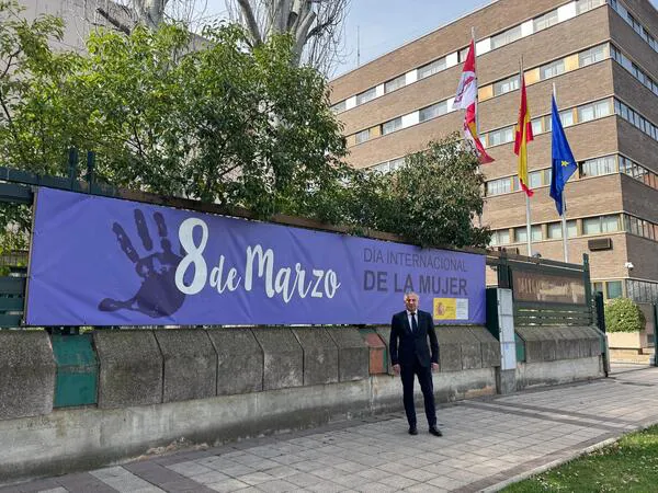 LA DELEGACION DEL GOBIERNO EN CYL DESPLIEGA LA BANDERA DEL 8M