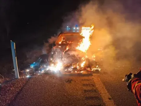 COCHE INCENDIADO EN LA VIA