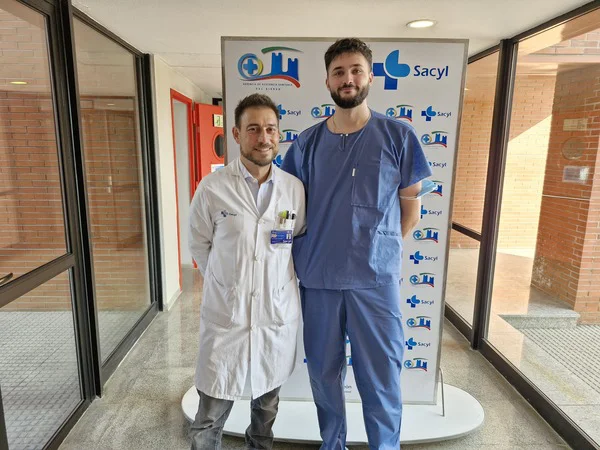 El jefe del Servicio de Urología de la Gasbi,Óscar Miranda y el residente Jorge Esteban