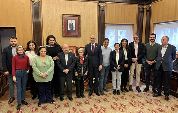 ENTREGA DE LOS RECONOCIMIENTOS A CARITAS Y PRAXEDES GUTIERREZ