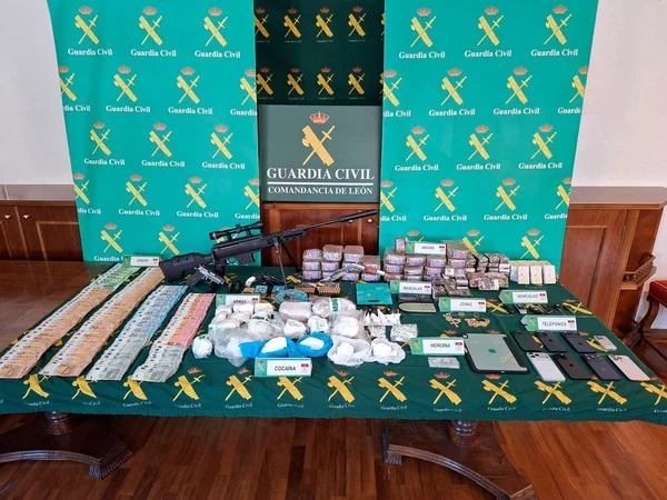 ARMAS, DINERO, DROGA Y ELEMENTOS DECOMISADOS EN LA DETENCION