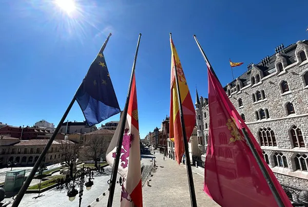 20250331 Banderas media asta