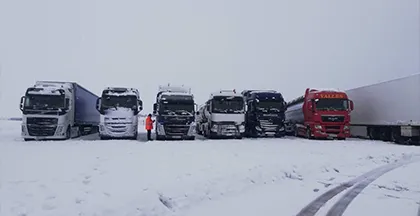 CAMIONES EMBOLSADOS POR LA NIEVE