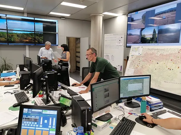 Miembros del CECOPI del incendio forestal de Brañuelas durante su reunión este lunes. - JCYL