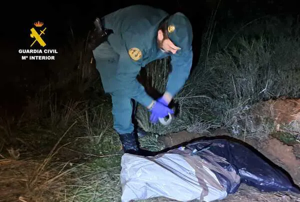 INVESTIGAN A UN HOMBRE QUE COLGO A SU MASTIN EN LA PALA DE UN TRACTOR EN ZAMORA