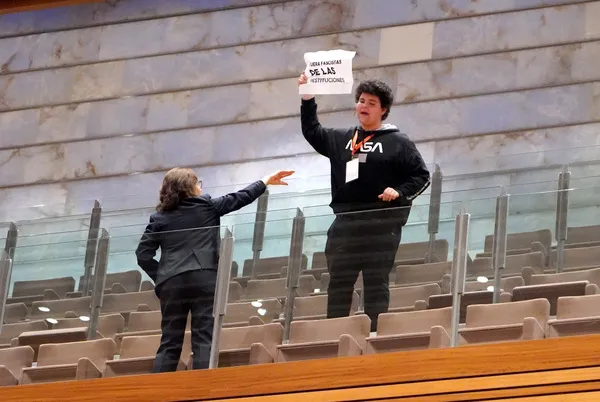 EL SECRETARIO GENERAL DEL SINDICATO DE ESTUDIANTES PROTESTA DESDE LA GRADA DE INVITADOS EN EL PLENO