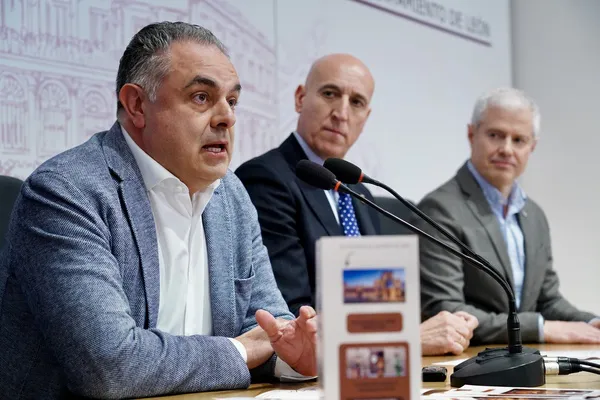 EL ALCALDE DE ASTORGA Y EL DE LEON EN LA COMPARECENCIA