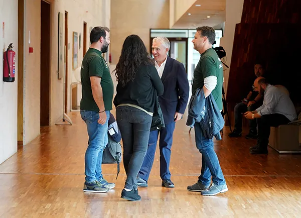 ANGEL CEÑA CONVERSANDO CON BOMBEROS FORESTALES ASISTENTES AL PLENO