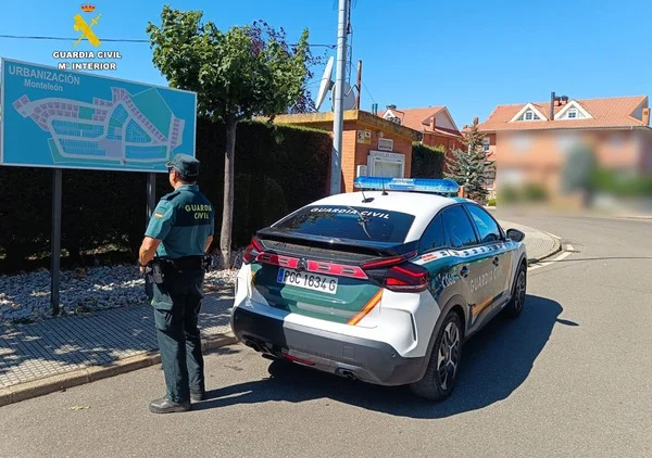 GUARDIA CIVIL EN LA URBANIZACION MONTELEON