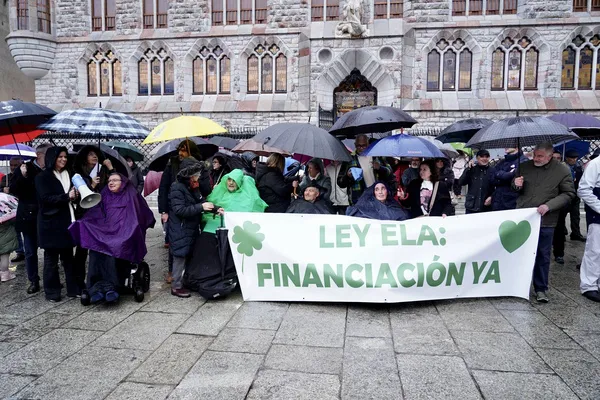 CONCENTRACION EN EL CENTRO DE LEON PARA EXIGIR UN PRESUPUESTO QUE DESARROLLE LA LEY PARA LA ELA