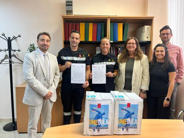 Entrega del diploma a la Unidad Militar de Emergencias