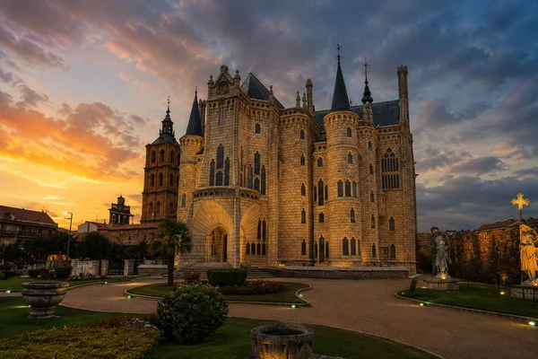 PALACIO GAUDI