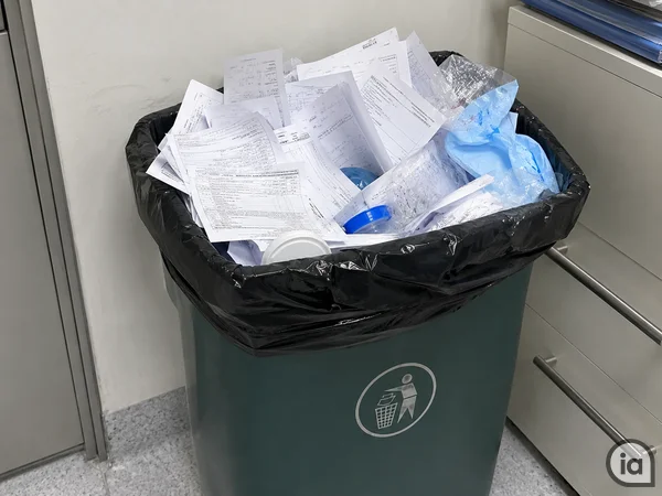 DOCUMENTACION CLINICA EN UN CONTENEDOR DE BASURA