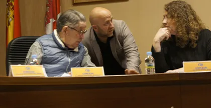 EL ALCALDE DE BOÑAR CONVERSA CON MIEMBROS DE LA OPOSICION