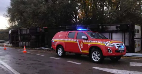 CAMION VOLCADO EN VALENCIA DE DON JUAN