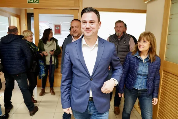 JAVIER ALFONSO CENDON PRESENTA LOS AVALES PARA SU CANDIDATURA A LA SECRETARIA GENERAL DEL PSOE DE LEON