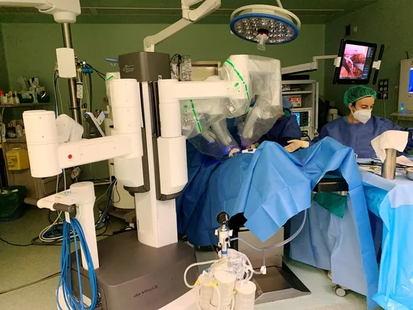 ROBOT DA VINCI EN EL HOSPITAL DE LEON
