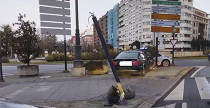 VEHICULO SE SALE DE LA VIA EN LEON