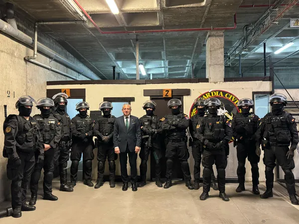 VISITA DEL DELEGADO DEL GOBIERNO AL GRUPO DE RESERVA Y SEGURIDAD DE LA GUARDIA CIVIL EN LEON