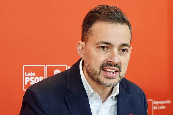 EL PROCURADOR DIEGO MORENO PRESENTA LA MOCION