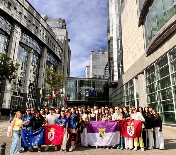 alumnos_ies_fernando_i_y_la_pola_de_gordon_en_bruselas