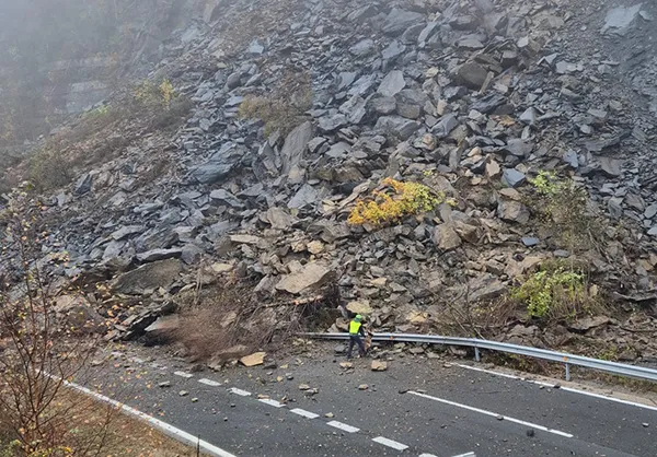 DESPRENDIMIENTO DE ROCAS EN LA AP-66 EN LA ZONA DE LENA