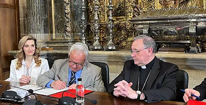 La viceconsejera de Acción Cultural, el consejero de Cultura de la Junta y el obispo de León, en la firma del convenio