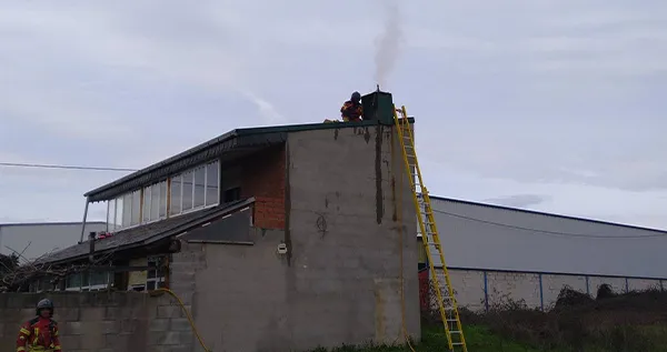 Los Bomberos de Ponferrada, durante la intervención en el incendio de una vivienda en la avenida de Portugal
