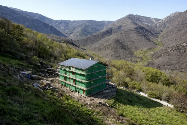Casa en construcción en el valle (1)