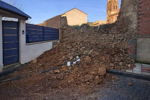 CAE UN MURO EN SAN ANDRES DEL RABANEDO