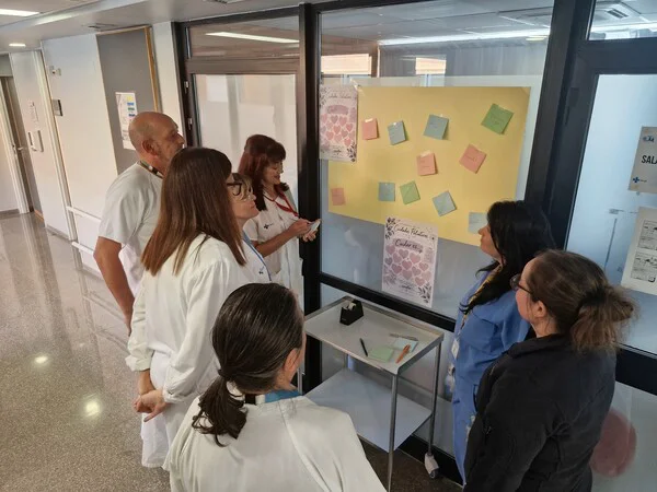 Los trabajadores de Paliativos escribiendo mensajes de apoyo