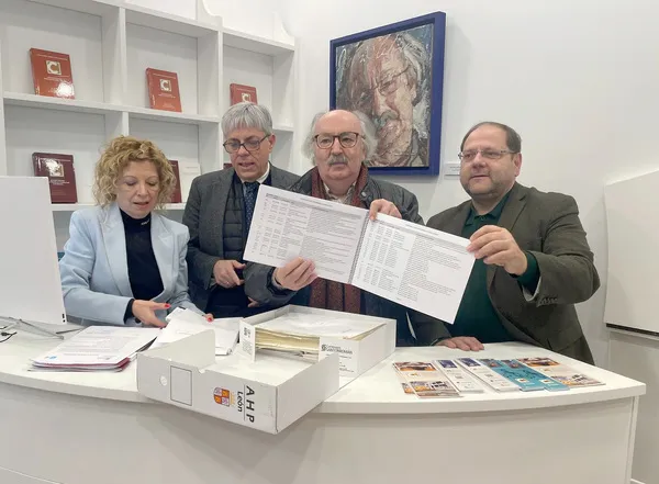 ENTREGA DE DOCUMENTOS DIGITALIZADOS DE ANTONIO COLINAS A LA CASA DE LA POESIA DE LA BAÑEZA