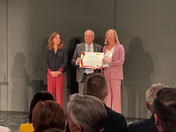EL MINISTRO JORDI HEREU ENTREGANDO LAS DISTINCIONES