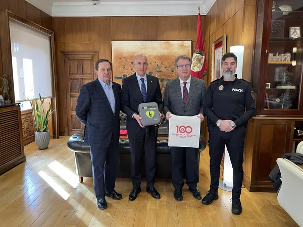 LA CAMARA DE LA PROPIEDAD URBANA DONA UN DESFIBRILADOR A LA POLICIA LOCAL DE LEON