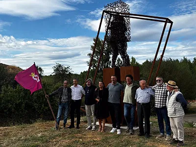 Los participantes en el acto de presentación de la escultura en San Cibrián de Ardón a la finalización del mismo - EP