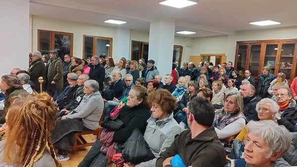 NUMEROSO PUBLICO EN EL SALON DE PLENOS DE CISTIERNA