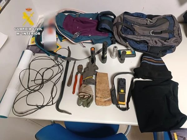 MATERIAL RETIRADO A LOS DETENIDOS