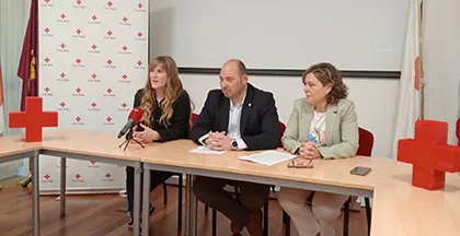 La coordinadora de Cruz Roja en León, Marta Cuesta; el presidente provincial, Daniel Hernández; y la secretaria general, Nuria Lozano. -