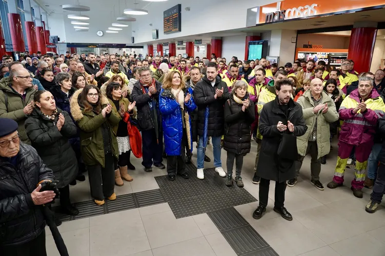 TRABAJADORES FERROVIARIOS SE CONCENTRAN EN LA ESTACION DE LEON