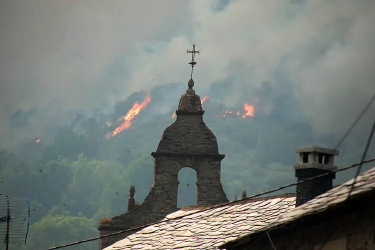 EL FUEGO AMENAZA CANALEJAS