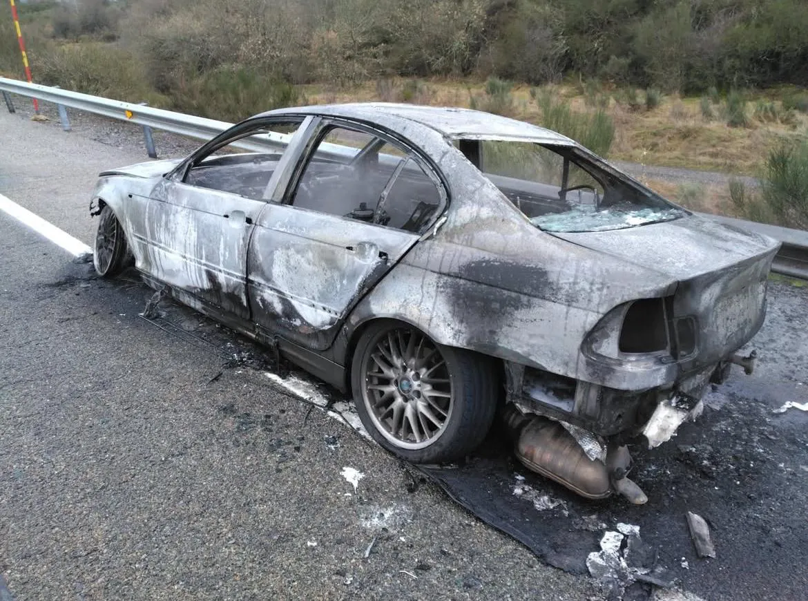 INCENDIO VEHICULO EN LA A6