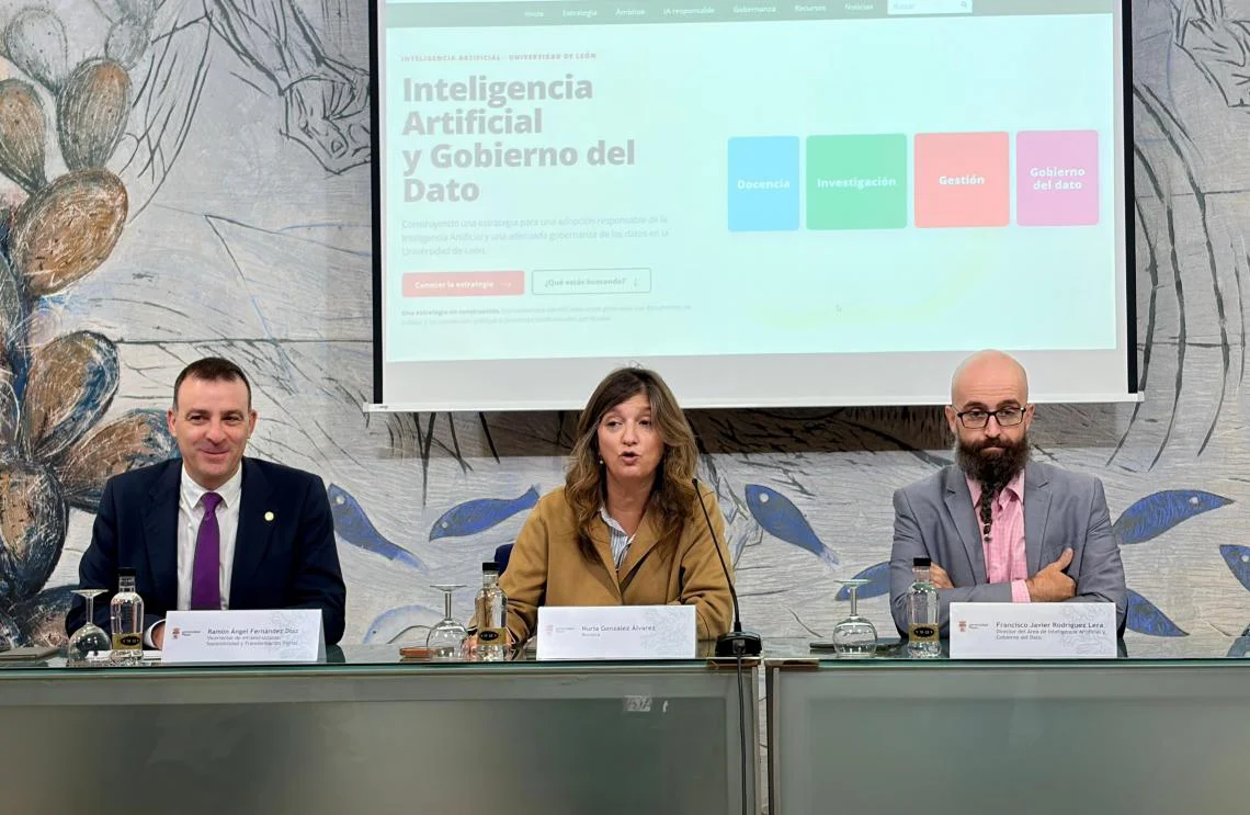El vicerrector de Infraestructuras, Sostenibilidad y Transformación Digital, la rectora de la Universidad de León y el director del área de Inteligencia Artificial y Gobierno de Dato.